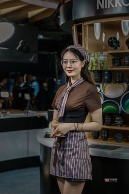 鏡頭下的優(yōu)雅瞬間 美女服務(wù)生攝影與圖文制作